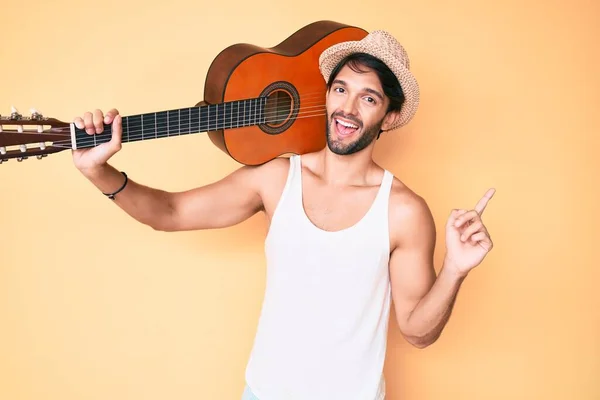 Bel Homme Hispanique Avec Guitare Classique Souriant Heureux Pointant Avec — Photo