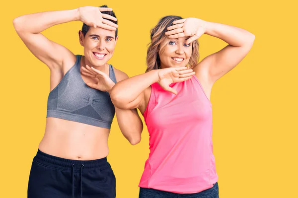 Dwie Kobiety Ubrane Odzież Sportową Uśmiechnięte Radosne Grające Boo Rękami — Zdjęcie stockowe