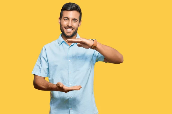 Bonito Homem Hispânico Vestindo Roupas Casuais Gesticulando Com Mãos Mostrando — Fotografia de Stock