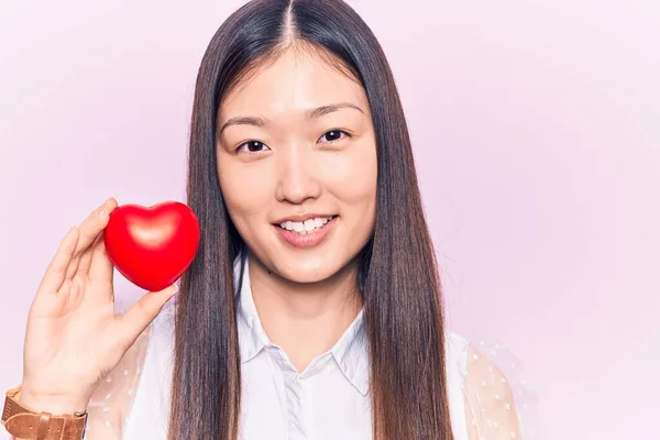 Junge Schöne Chinesin Mit Rotem Herz Sieht Positiv Und Glücklich — Stockfoto