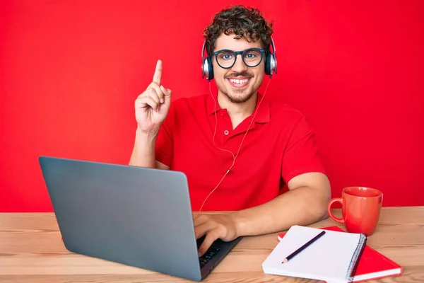 Jeune Homme Caucasien Aux Cheveux Bouclés Travaillant Bureau Buvant Une — Photo