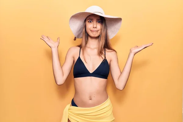 Ung Vacker Flicka Klädd Bikini Och Hatt Utan Aning Och — Stockfoto