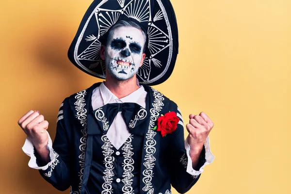 Mladý Muž Mexickém Dni Mrtvého Kostýmu Přes Žlutou Velmi Šťastný — Stock fotografie