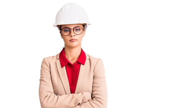 Jonge Mooie Vrouw Draagt Architect Hardhat Sceptisch Nerveus Afkeurende Uitdrukking — Stockfoto