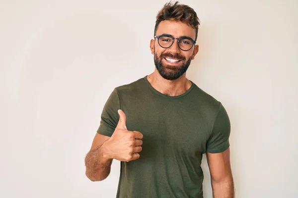 Mladý Hispánec Nosí Ležérní Oblečení Brýle Veselým Pozitivním Úsměvem Palec — Stock fotografie