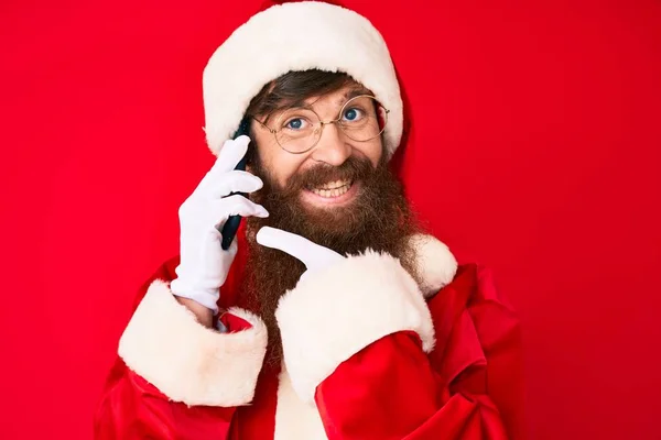 Uzun Sakallı Yakışıklı Noel Baba Kostümü Giymiş Telefonda Gülümseyen Mutlu — Stok fotoğraf