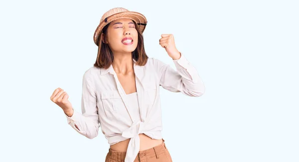 Νεαρό Όμορφο Κινέζικο Κορίτσι Φορώντας Καπέλο Εξερευνητή Πολύ Χαρούμενος Και — Φωτογραφία Αρχείου
