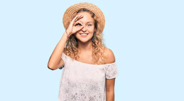 Красива Біла Жінка Літньому Капелюсі Робить Нормальний Жест Посмішкою Руки — стокове фото