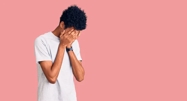 Jovem Afro Americano Vestindo Roupas Casuais Com Expressão Triste Cobrindo — Fotografia de Stock