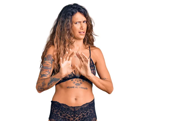 Giovane Donna Ispanica Con Tatuaggio Che Indossa Lingerie Espressione Disgustata — Foto Stock