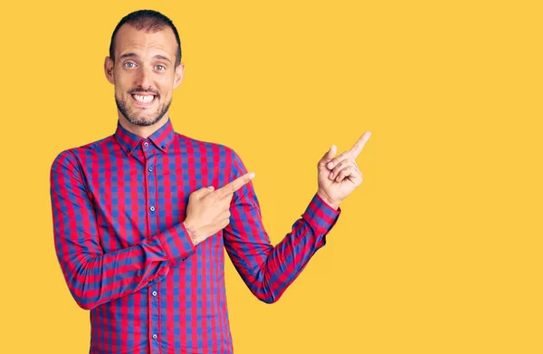 Homem Bonito Jovem Vestindo Roupas Casuais Sorrindo Olhando Para Câmera — Fotografia de Stock