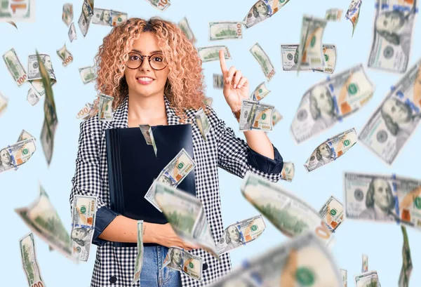 Jovem Loira Com Cabelo Encaracolado Segurando Pasta Negócios Surpreso Com — Fotografia de Stock