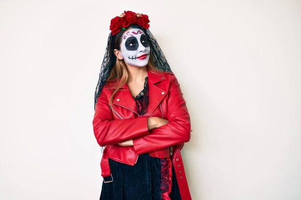 Mulher Vestindo Dia Traje Morto Sobre Branco Olhando Para Lado — Fotografia de Stock