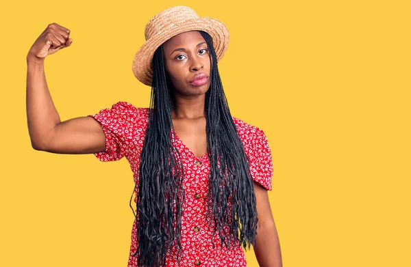 Mujer Afroamericana Joven Con Sombrero Verano Persona Fuerte Que Muestra —  Fotos de Stock