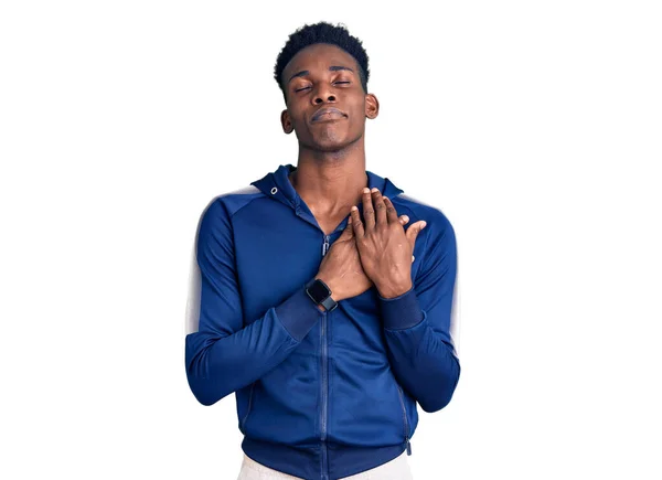 目を閉じて胸に手で笑顔でスポーツウェアを身に着けている若いアフリカ系アメリカ人男性と顔に感謝のジェスチャー 健康の概念 — ストック写真