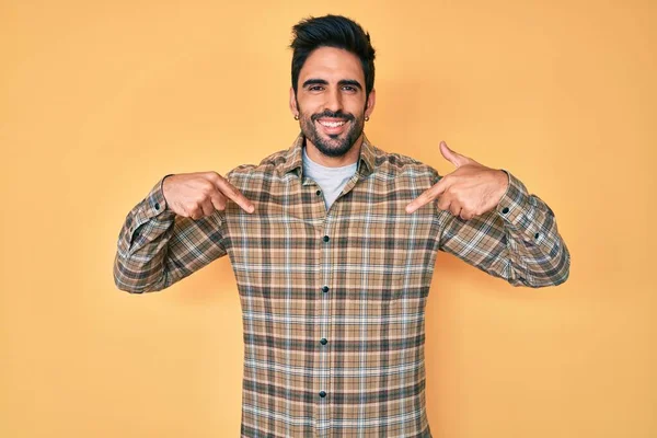 Hombre Hispano Guapo Con Barba Vistiendo Ropa Casual Mirando Confiado —  Fotos de Stock