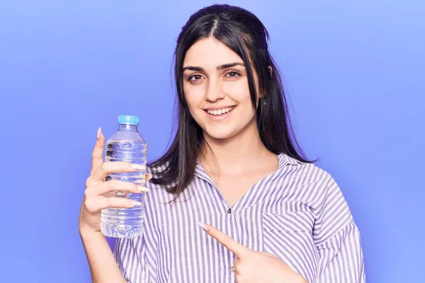 Joven Hermosa Chica Sosteniendo Botella Agua Sonriendo Feliz Señalando Con — Foto de Stock