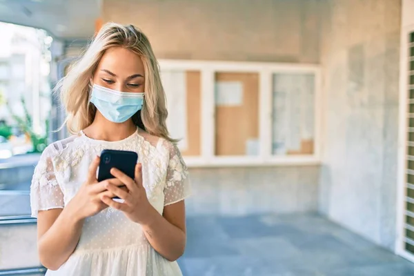 Jovem Caucasiana Usando Máscara Médica Usando Smartphone Rua Cidade — Fotografia de Stock