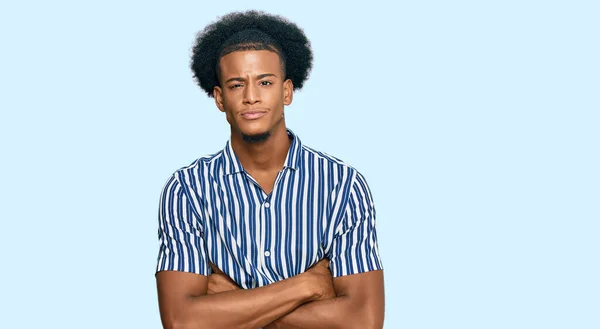 アフリカ系アメリカ人の男性は カジュアルな服を着て 懐疑的で緊張し 両腕を組んで顔に否定的な表現をしています 否定的な人 — ストック写真