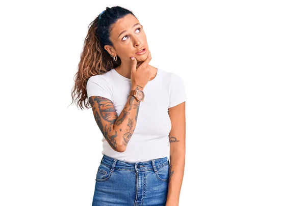 Ung Latinamerikansk Kvinna Med Tatuering Klädd Avslappnad Vit Tröja Tänker — Stockfoto