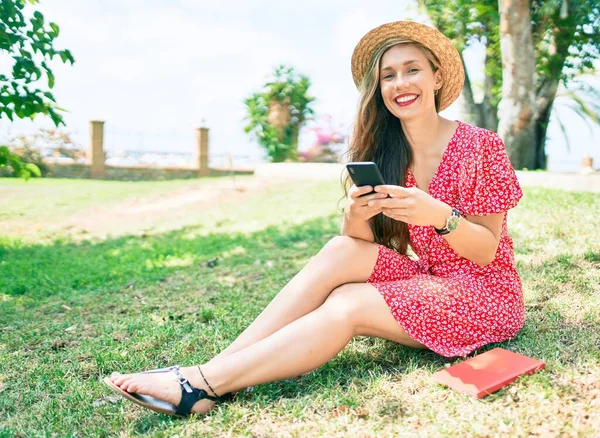 Jonge Blonde Vrouw Vakantie Glimlachend Gelukkig Zitten Het Park Met — Stockfoto