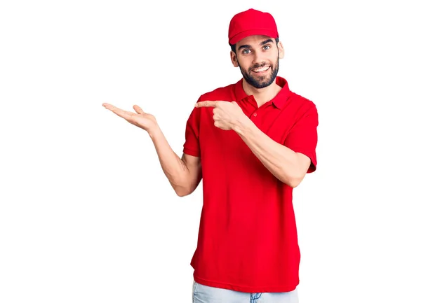 Jovem Homem Bonito Com Barba Vestindo Uniforme Entrega Espantado Sorrindo — Fotografia de Stock