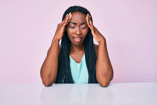 Femme Afro Américaine Avec Des Tresses Portant Des Vêtements Décontractés — Photo