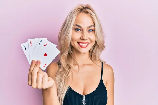 Güzel Beyaz Sarışın Kız Elinde Poker Kartı Tutuyor Pozitif Görünüyor — Stok fotoğraf
