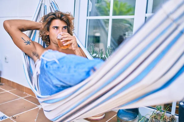 Joven Hispano Relajado Bebiendo Cerveza Tumbado Hamaca Terraza —  Fotos de Stock