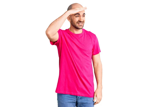 若いハンサムな男が非常に幸せと笑みを浮かべて遠くに手を頭の上に見てカジュアルなTシャツを着ている 検索の概念 — ストック写真