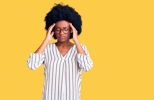 Mujer Afroamericana Joven Que Usa Ropa Casual Gafas Con Mano —  Fotos de Stock