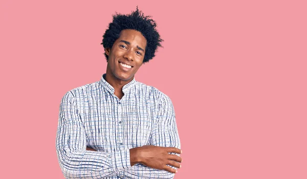 Hombre Afroamericano Guapo Con Pelo Afro Usando Ropa Casual Cara —  Fotos de Stock