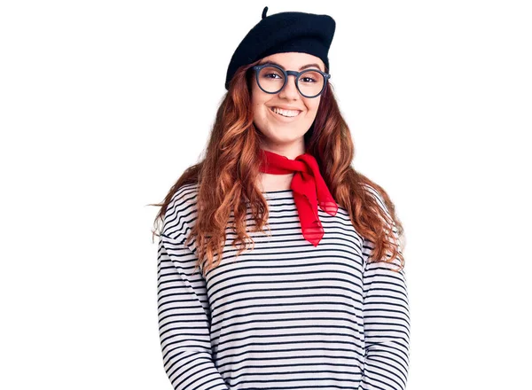 Ung Vacker Kvinna Bär Fransk Look Med Basker Ser Positiv — Stockfoto