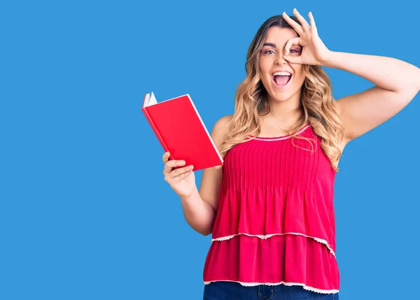 Joven Mujer Caucásica Sosteniendo Libro Sonriendo Feliz Haciendo Signo Con — Foto de Stock