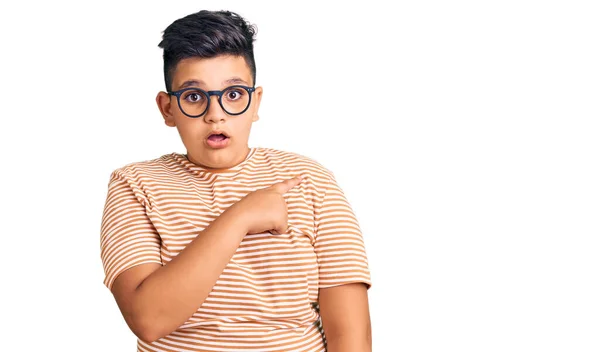 Niño Pequeño Con Ropa Casual Gafas Sorprendidas Apuntando Con Dedo — Foto de Stock