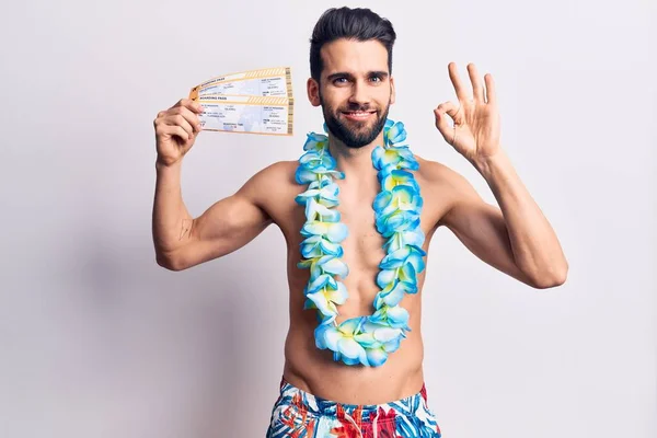 Joven Hombre Guapo Con Barba Usando Traje Baño Lei Hawaiano — Foto de Stock