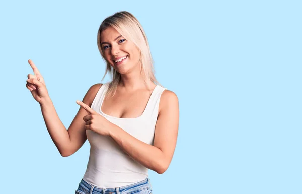 Jovem Mulher Loira Bonita Vestindo Camiseta Sem Mangas Casual Sorrindo — Fotografia de Stock