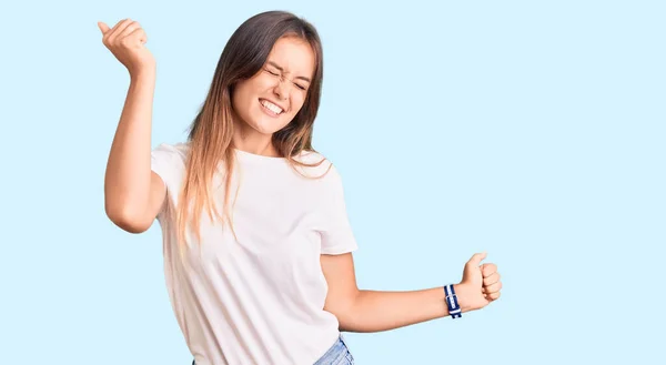 Vacker Kaukasisk Kvinna Avslappnad Vit Tröja Dansar Glad Och Glad — Stockfoto