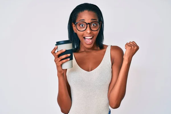 Jonge Afro Amerikaanse Vrouw Houdt Weg Nemen Koffie Schreeuwen Trots — Stockfoto