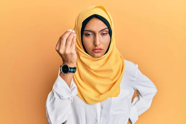 Junge Brünette Araberin Mit Traditionellem Islamischen Hijab Schal Macht Italienische — Stockfoto