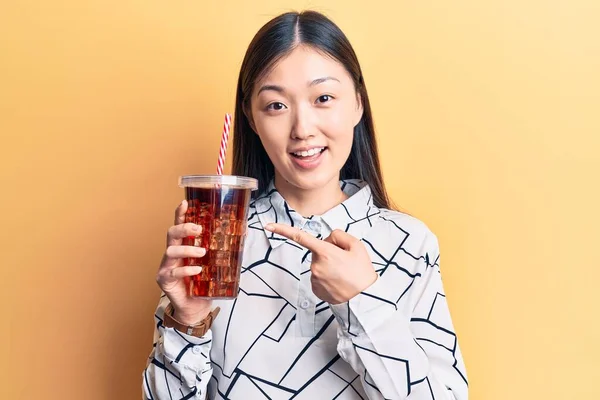 Joven Hermosa Mujer China Bebiendo Refresco Cola Bebida Sonriendo Feliz —  Fotos de Stock