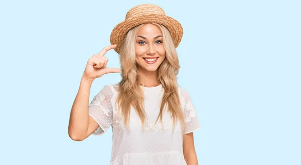 Chica Rubia Joven Con Sombrero Verano Sonriente Seguro Gesto Con — Foto de Stock