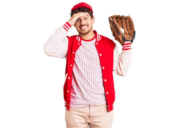 Jovem Homem Bonito Com Cabelo Encaracolado Usando Uniforme Beisebol Segurando — Fotografia de Stock