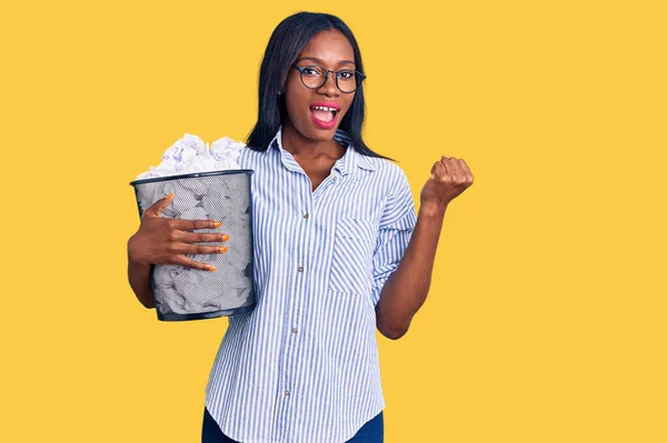 Νεαρή Αφρο Αμερικανίδα Που Κρατάει Χάρτινο Κάδο Γεμάτο Τσαλακωμένα Χαρτιά — Φωτογραφία Αρχείου