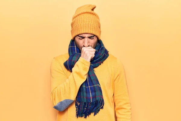 年轻英俊的秃头男子穿着冬衣感觉不适 咳嗽是感冒或支气管炎的症状 保健概念 — 图库照片