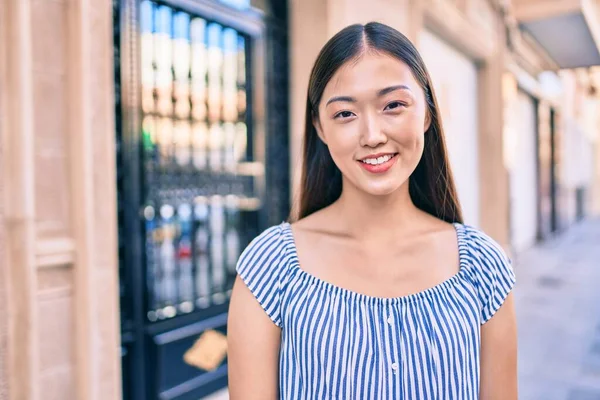 Jeune Femme Chinoise Souriante Heureuse Marchant Dans Rue Ville — Photo