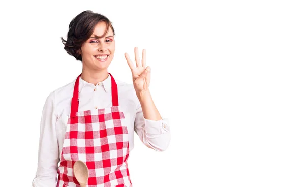 Schöne Junge Frau Mit Kurzen Haaren Trägt Professionelle Kochschürze Zeigt — Stockfoto