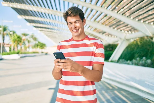 Jonge Kaukasische Man Lacht Gelukkig Met Behulp Van Smartphone Stad — Stockfoto