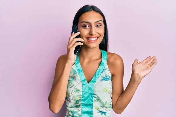 Junge Brünette Frau Unterhält Sich Auf Dem Smartphone Und Feiert — Stockfoto