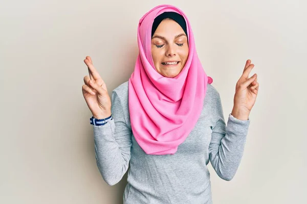 Młoda Kaukaska Kobieta Nosząca Tradycyjny Islamski Szalik Gestykulujący Palec Skrzyżowany — Zdjęcie stockowe